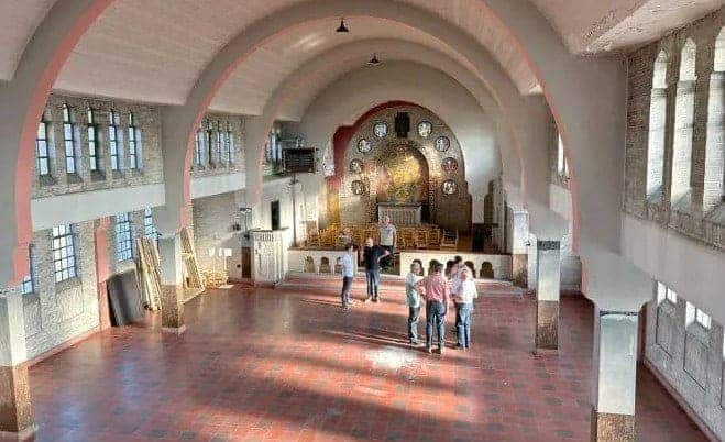 Gewelfd plafond en tegelvloer in de hal