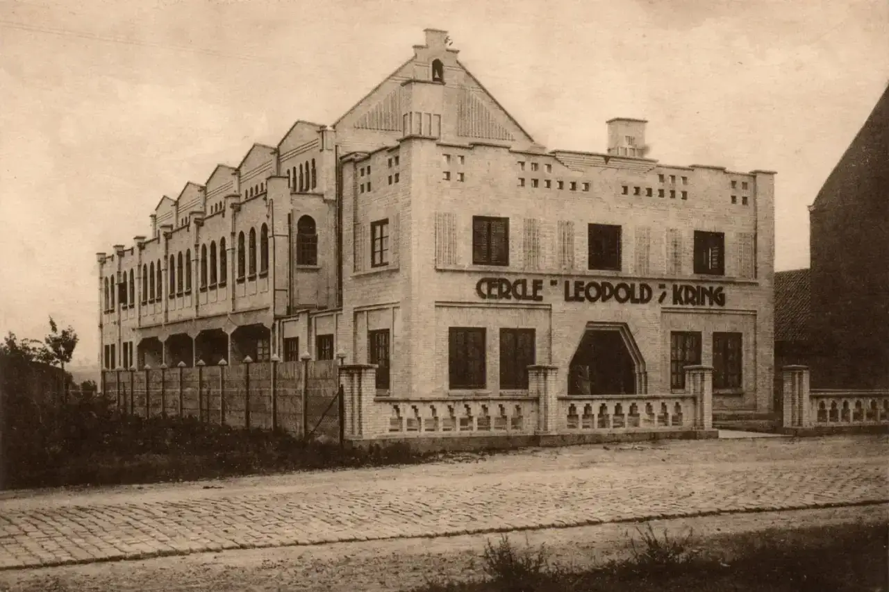 Historisch sepia-beeld van het gebouw kort na de inhuldiging in 1928